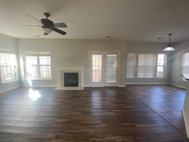 Room in House on Hampton Pl Dr