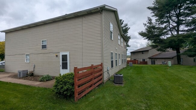 Building Photo - MN Cedar Village (871) Unit Apt C