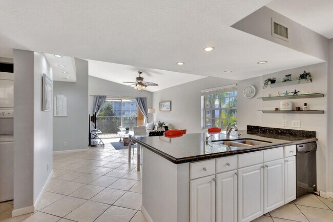 Photo - 1060 Lake Shore Dr Unidad Apt 204