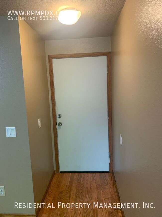 Metzger Condo located on the Top Floor wit... House Rental in Tigard