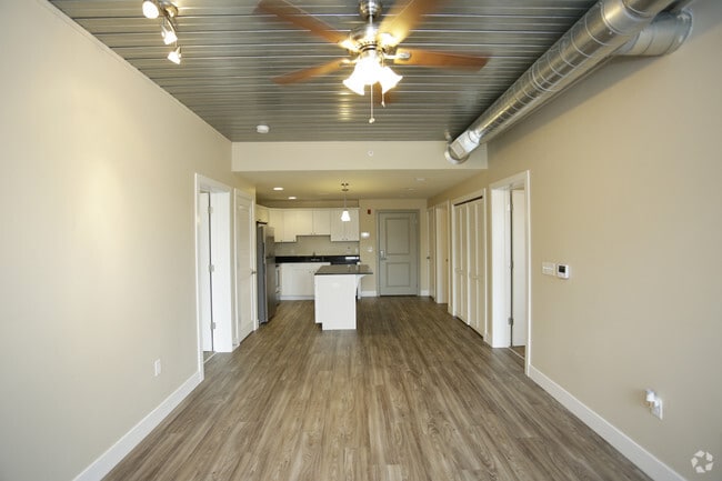 2BR, 2BA - The Woodford/1055 SF