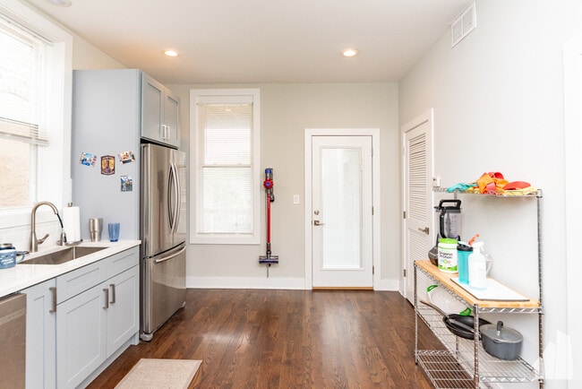 Photo - 2145 W Webster Ave Unidad 3