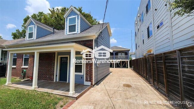 Building Photo - Renovated, cottage style 2 bedroom, 1.5 ba... Rental