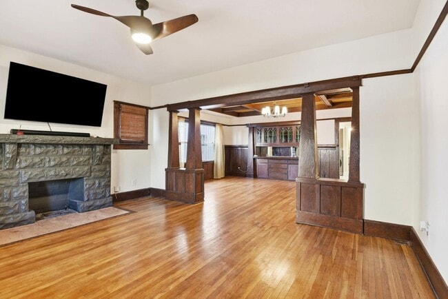 Photo - 1610 W 36th Pl