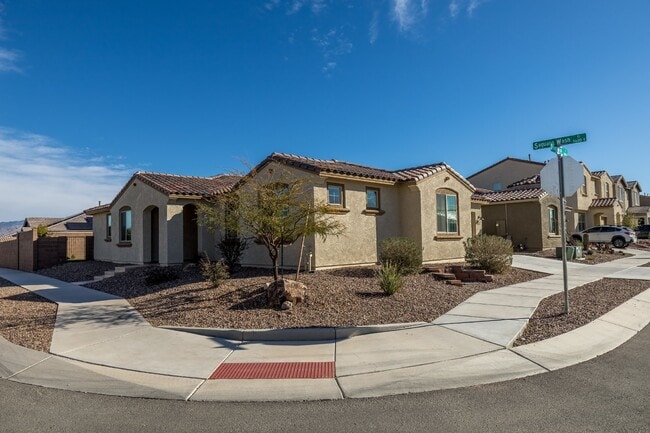 Building Photo - 4 Bedroom with new carpet and new interior paint in Saguaro Trails!