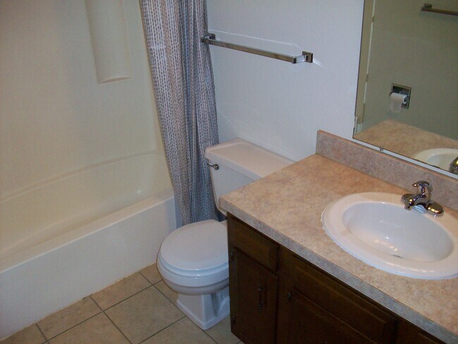 Photo - 2208 E Divide Ave Unidad 3