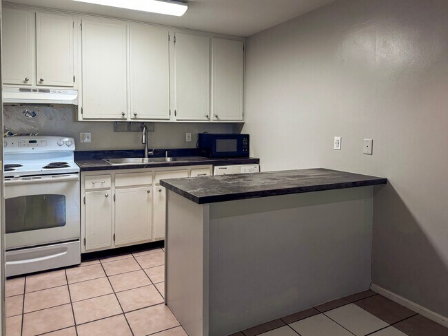 Photo - 1405 E 40th St Unit APT 6F