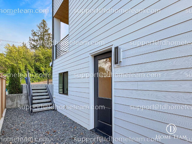 "Charming 864 Sq Ft 1-Bed Oasis in University Place – Perfect for Cozy Living!"