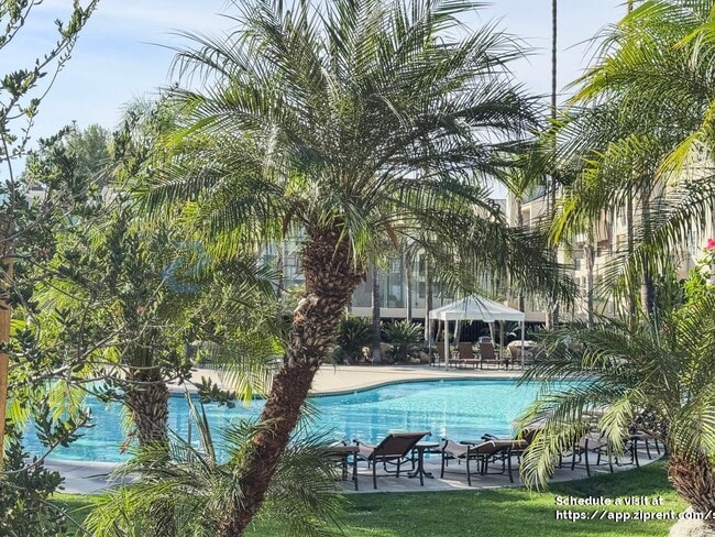 Photo - 5500 Owensmouth Ave