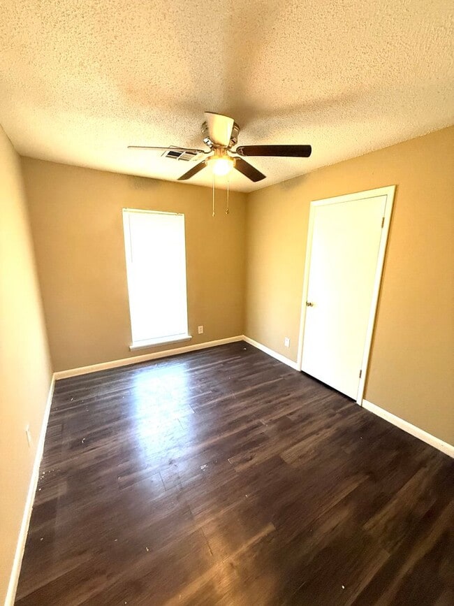 Photo - ** 3 bed 1.5 bath located across from Frazer Church ** Call 334-366-9198 to schedule a self tour