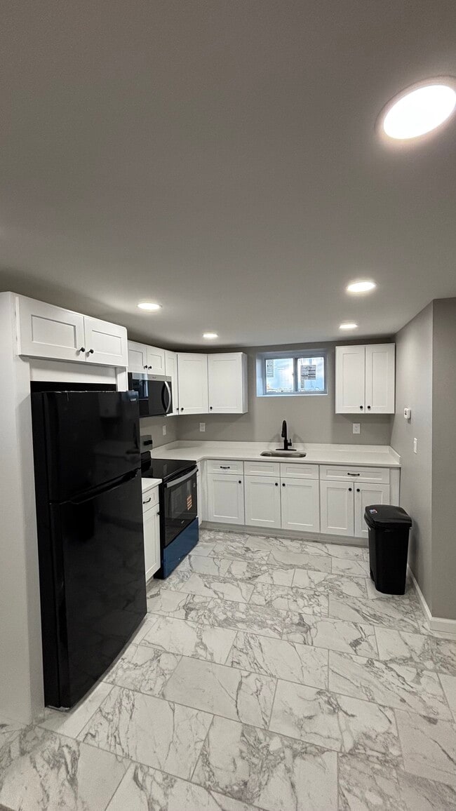 Building Photo - 39 S 27th St Unit Basement Apartment