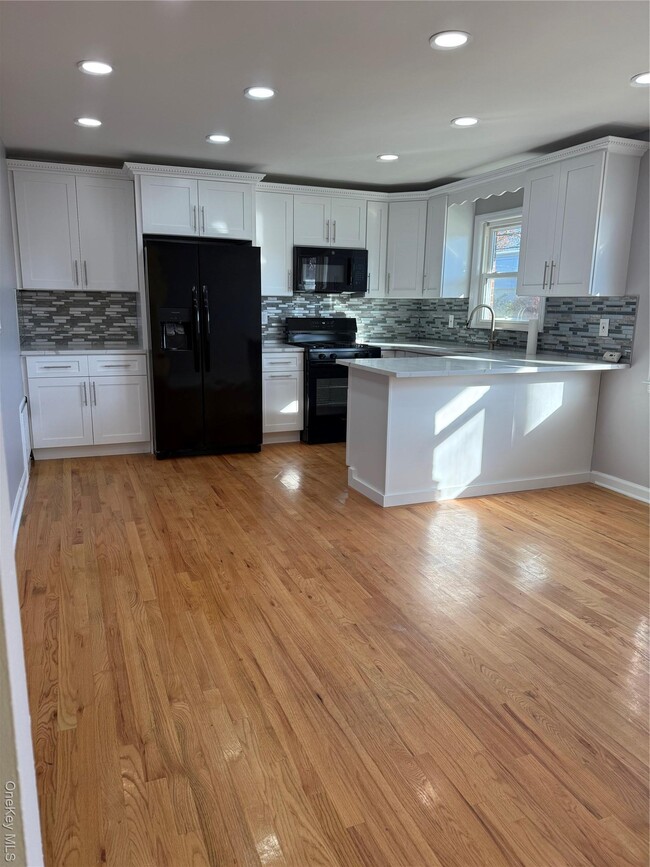 Photo - 301 Copiague Pl