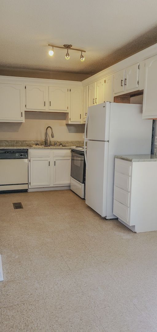 Oakhill - Oakhill Apartment Unit Upstairs