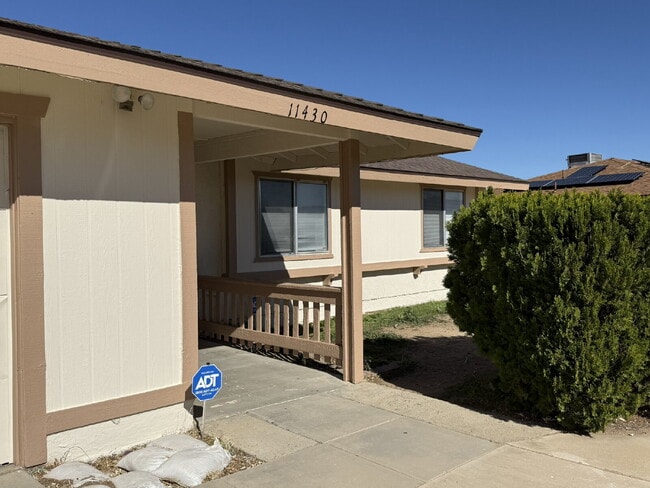 Building Photo - Newly painted throughout, new garage door ...