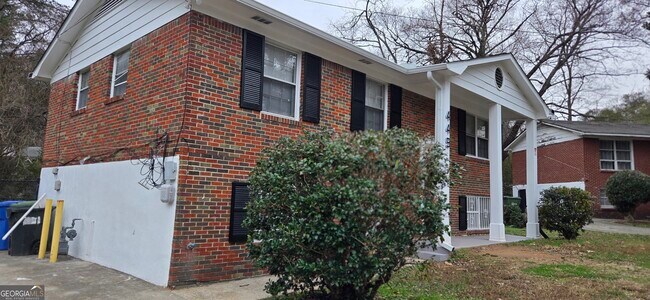 Photo - 449 Charter Oak Dr SW