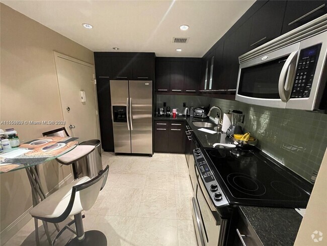 Building Photo - 2030 S Ocean Dr Rental