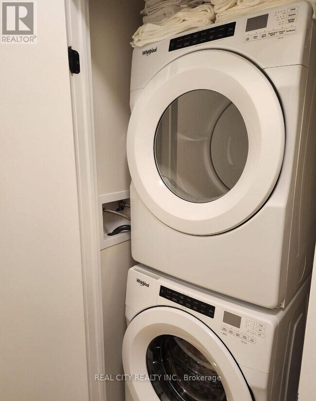 Photo - 2300 St Clair Ave W Unité 107