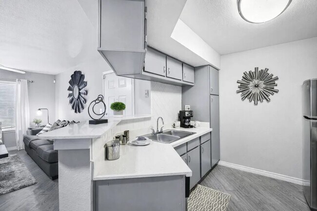 Photo - 20000 Saums Rd Unidad 03202