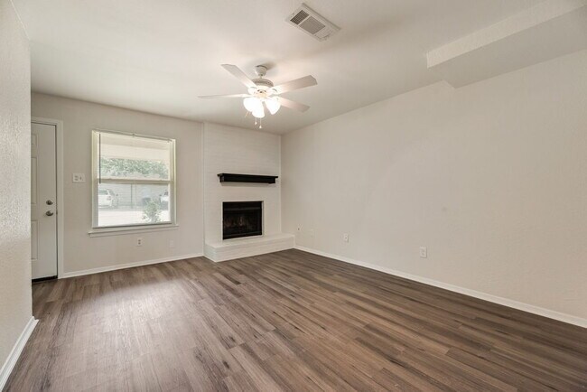 Photo - Completely Remodeled Triplex Unit 2 bed 1.5 just minutes from downtown Grapevine! Unit B