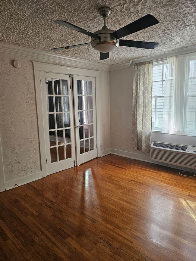 Photo - Uptown 1 Bedroom, 1 Bath, Swimming Pool, 1 block from St. Charles Unit 3308 Prytania Street,  7