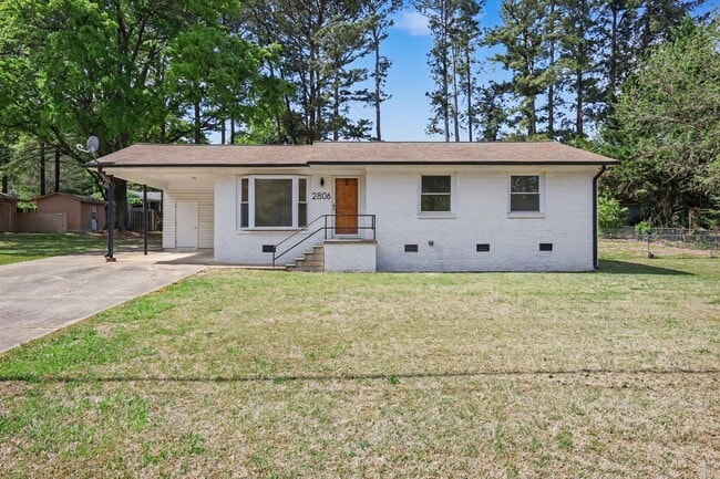 Building Photo - Beautifully Updated 3 Bedroom 2 Bath Home w/ Large Lot