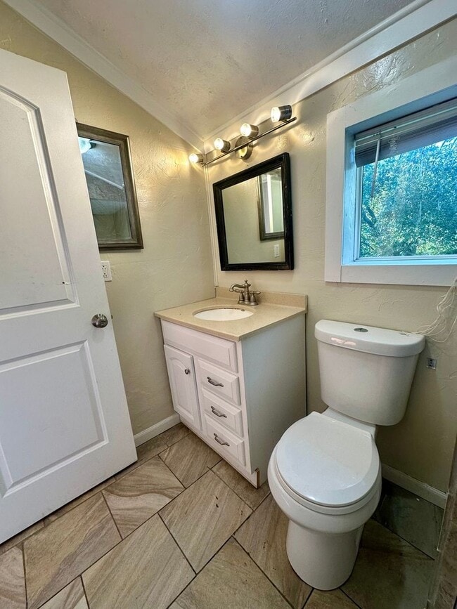 Photo - 907 Avenue A