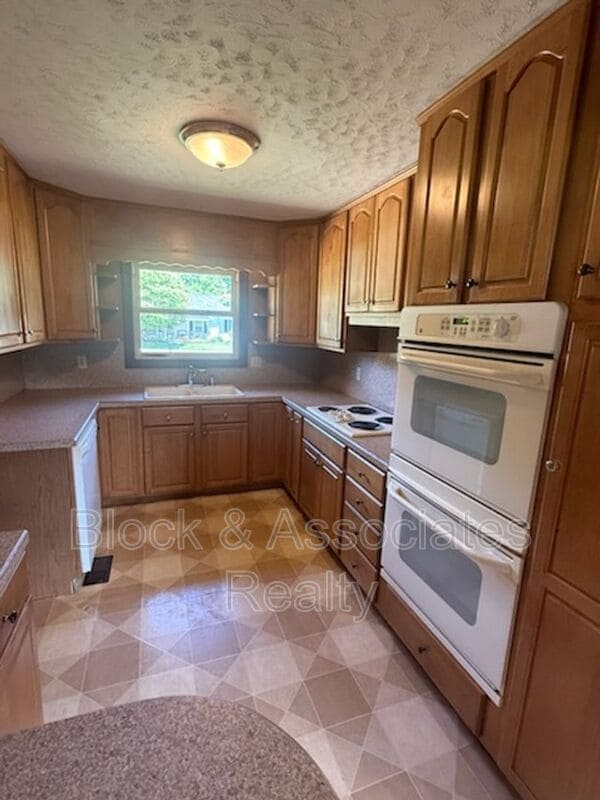 Photo - 304 Swaim St