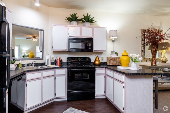 2BR, 2BA - 1,093SF - Kitchen - The Lakes at Hurricane Creek