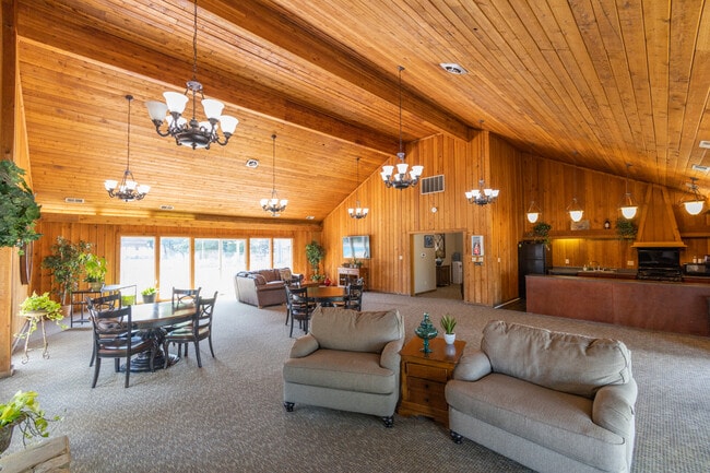 Clubhouse at Woodbridge of Castleton