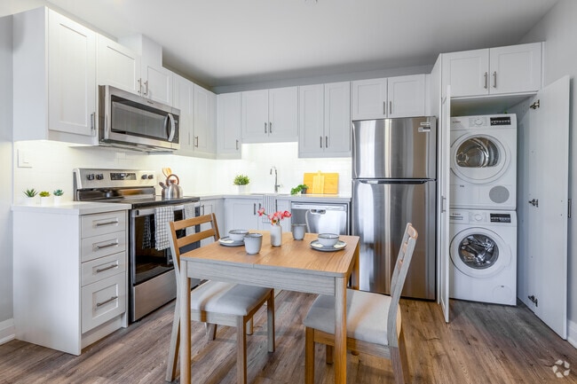 1BR, 1BA - 472SF - Kitchen - 38 King Street W