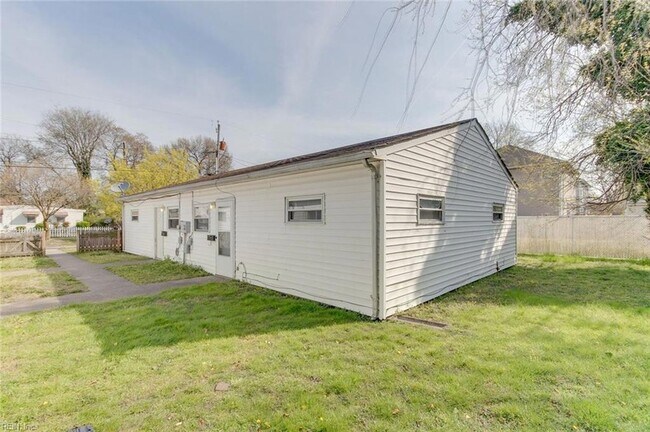 Photo - 1443 W 40th St