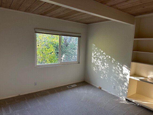 Photo - 121 Escanyo Way