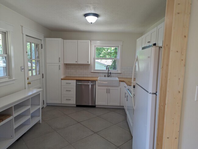 Photo - 2121 Price Ave