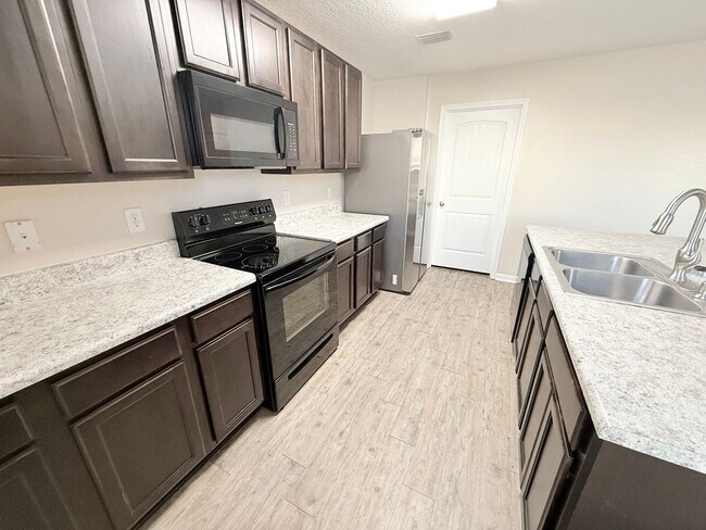 Photo - Spacious 5-Bedroom Home - Open Concept