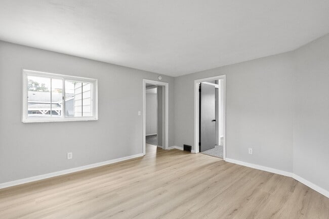 Photo - MOVE IN SPECIAL! SCORE HALF OFF 1ST MONTH'...