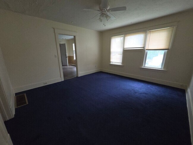Photo - 923 W 3rd St