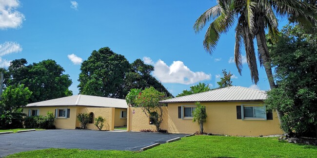 Garden style apartment setting with a front courtyard leading to each apartment - 16 SE 16th Pl Unit 2