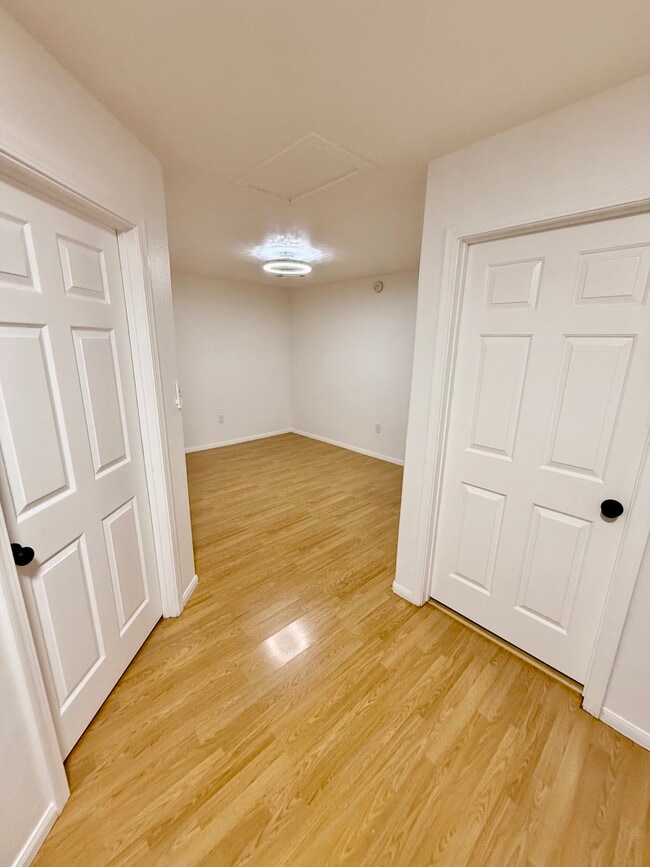 Sala de estar y entrada al dormitorio y al baño. - 9845 Rosecrans Ave Unidad 1bdrm ADU