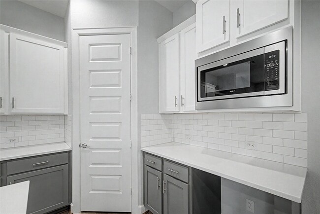 Photo - 911 W 35th St