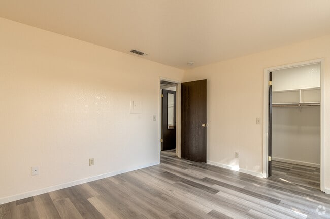 1BR, 1BA - 700 SF - Bedroom - Oak Terrace Apartments