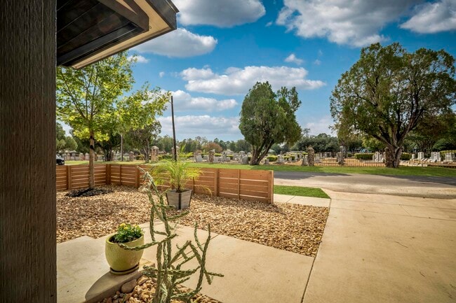 Photo - 1417 E Crockett St