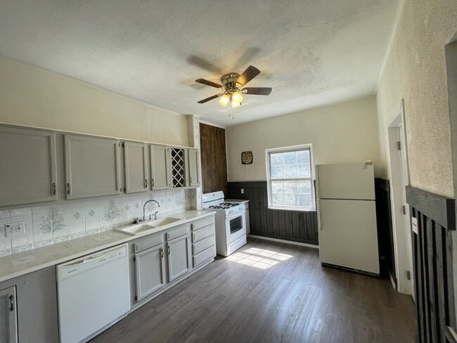 Photo - 4 bed 3 bath - Brighton Heights - HUGE house, large rooms, spacious kitchen