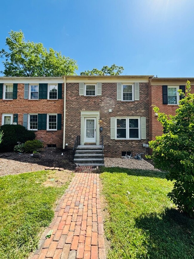 Building Photo - 111 Canterbury Ct
