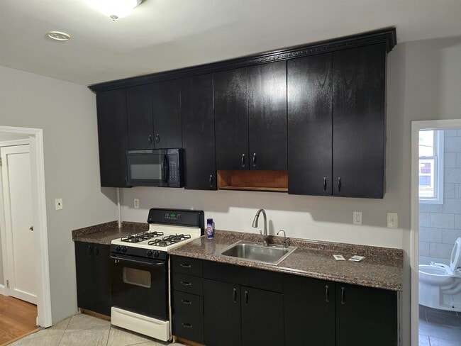 Building Photo - 222 Danforth Ave Unit 1 Rental