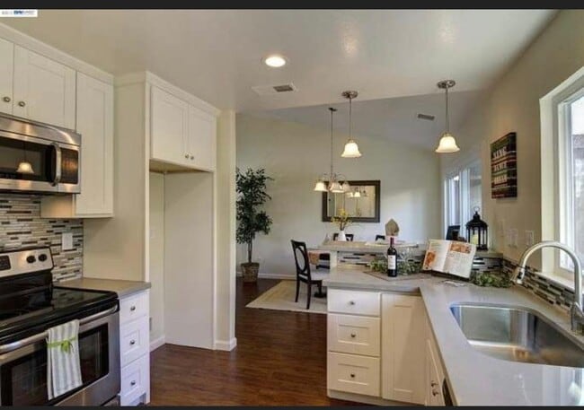Photo - 2118 Alexander Way