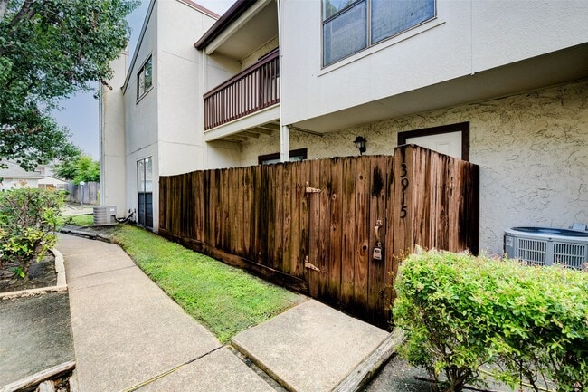 Photo - 3915 Tanglewilde St Unit 3915