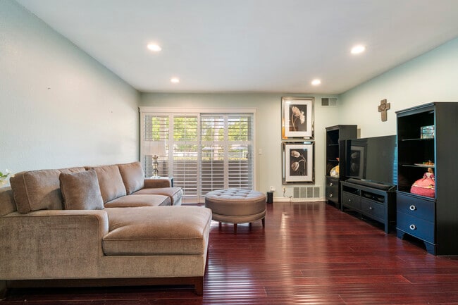 Photo - 3863 Thorncroft Ln Unit E