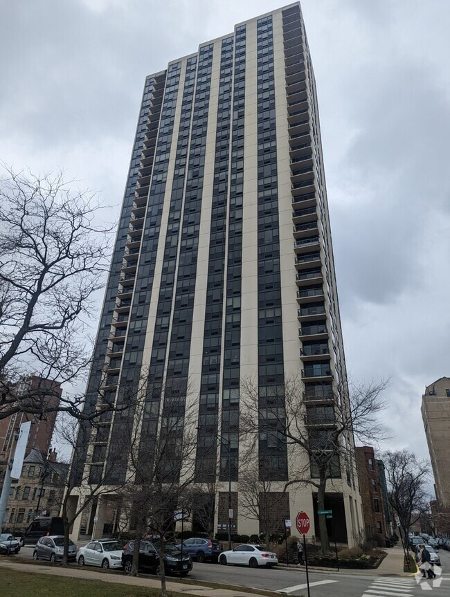 Building Photo - 2500 N Lakeview Ave Unit 303 Rental
