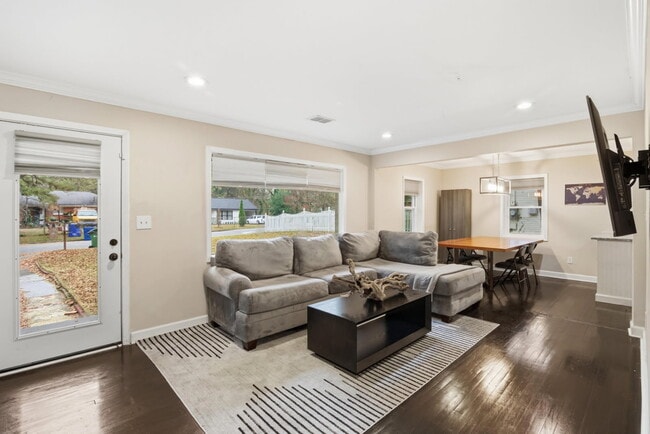 Photo - 1373 Benteen Way SE