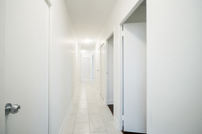 Building Photo - 185 Shaughnessy Blvd Unit 1002